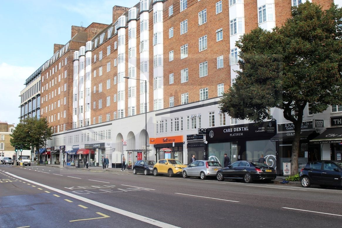 Flat Hammersmith Road in Greater London
