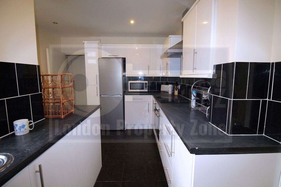 Flat Hammersmith Road in Greater London