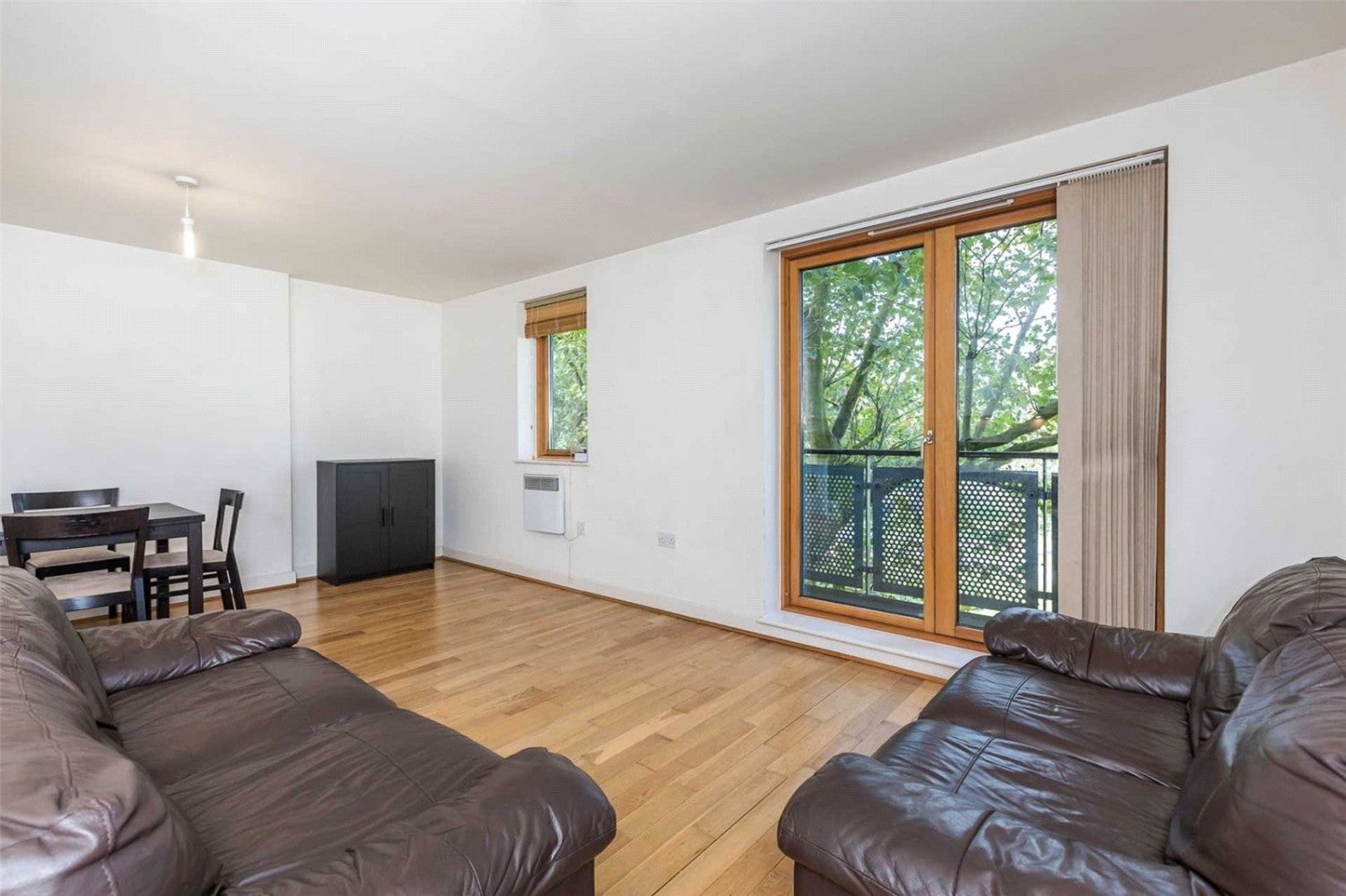 Flat Meath Crescent in Greater London