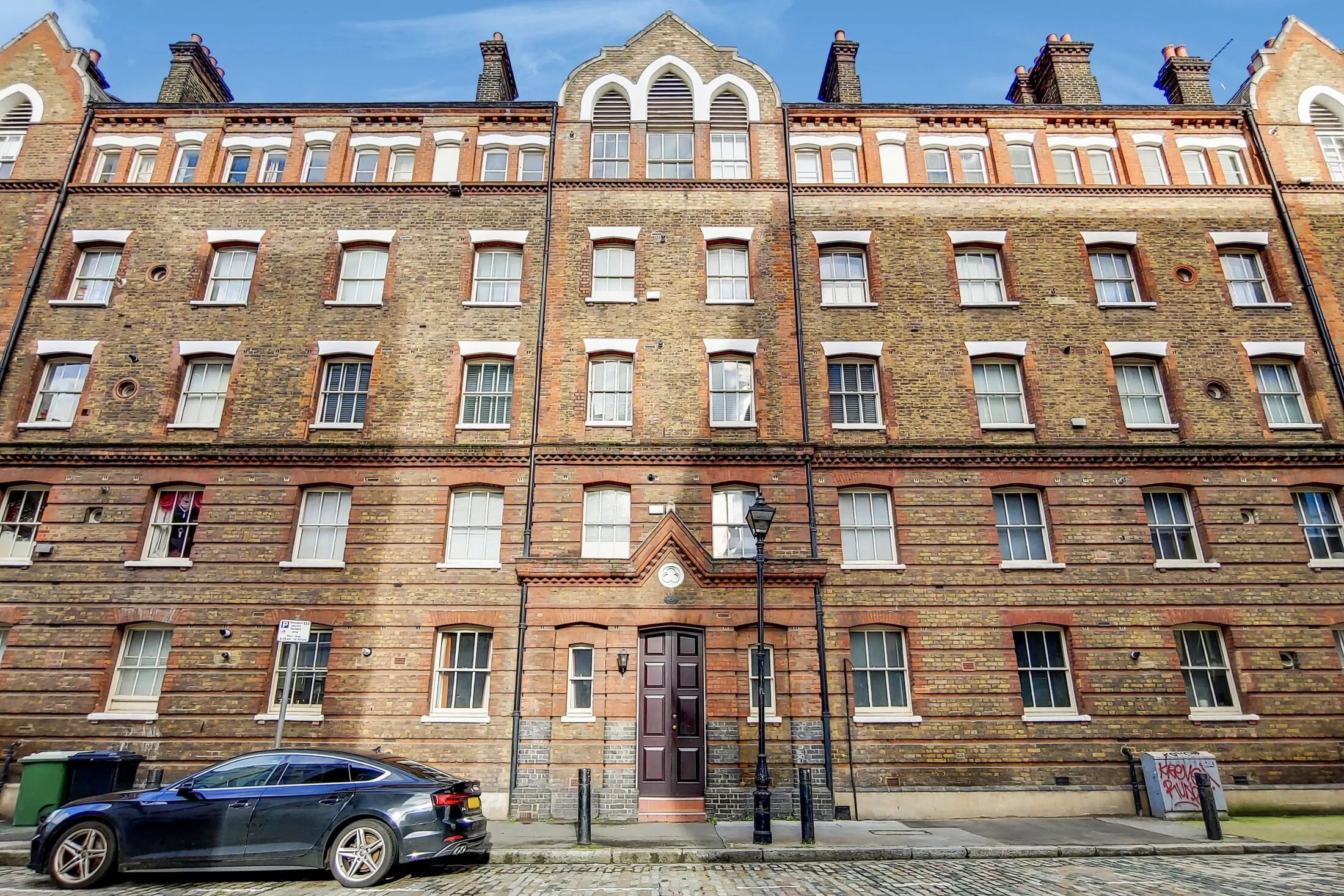 Flat Folgate Street in Greater London