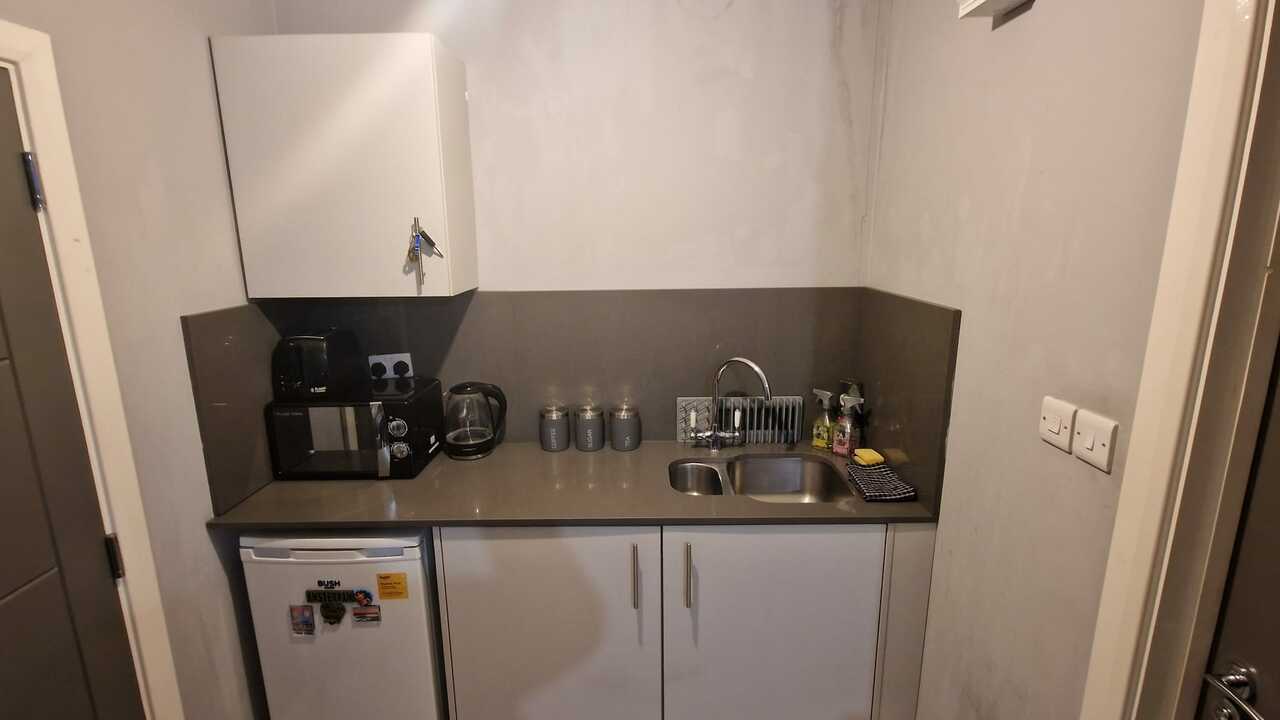 Room Biscot Road in Luton