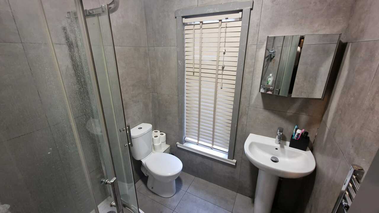 Room Biscot Road in Luton