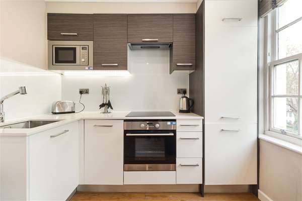 Flat Alleyn Court in City of Westminster