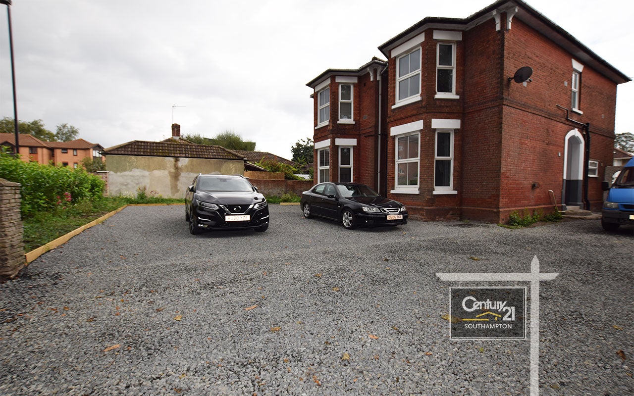 Flat Regents Park Road in Southampton
