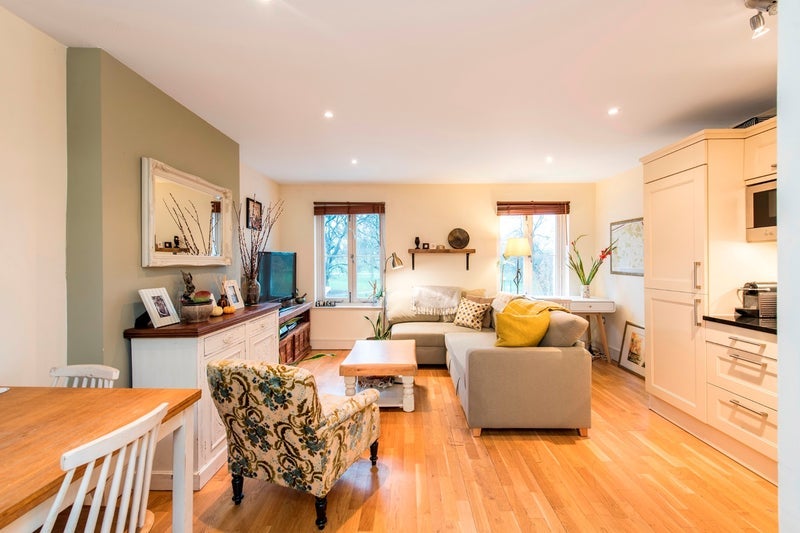 Flat Rosendale Road in Greater London