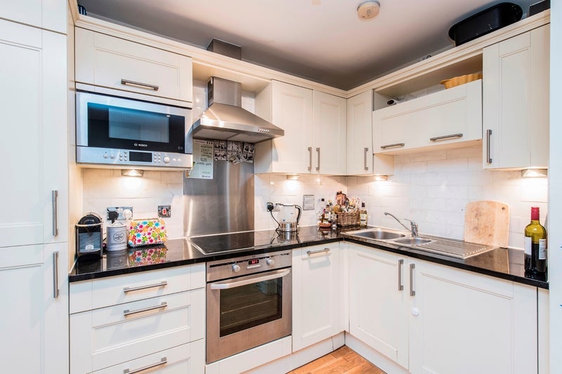 Flat Rosendale Road in Greater London