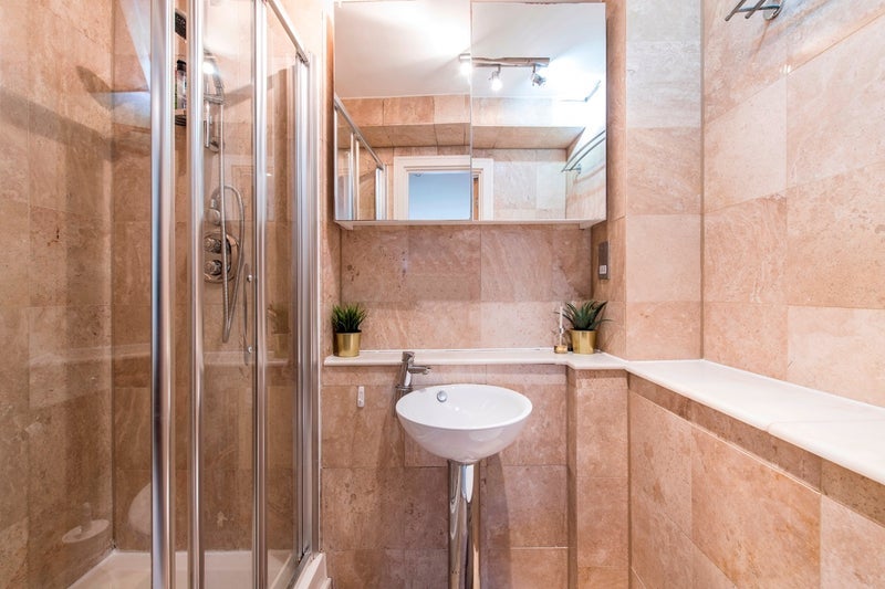Flat Rosendale Road in Greater London
