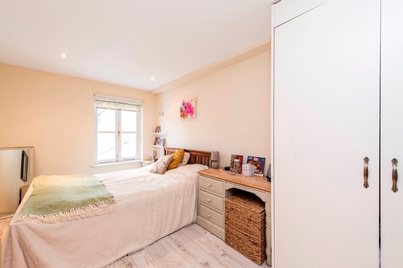Flat Rosendale Road in Greater London
