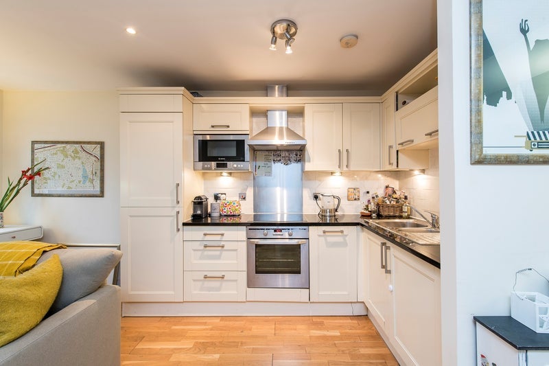Flat Rosendale Road in Greater London