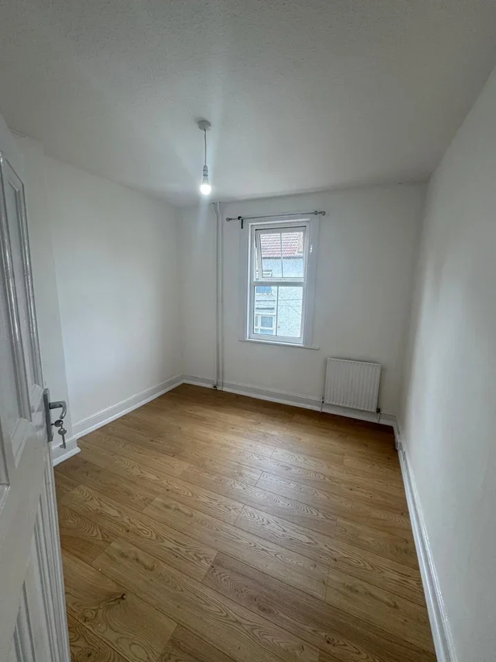 Flat Acacia Road in Greater London