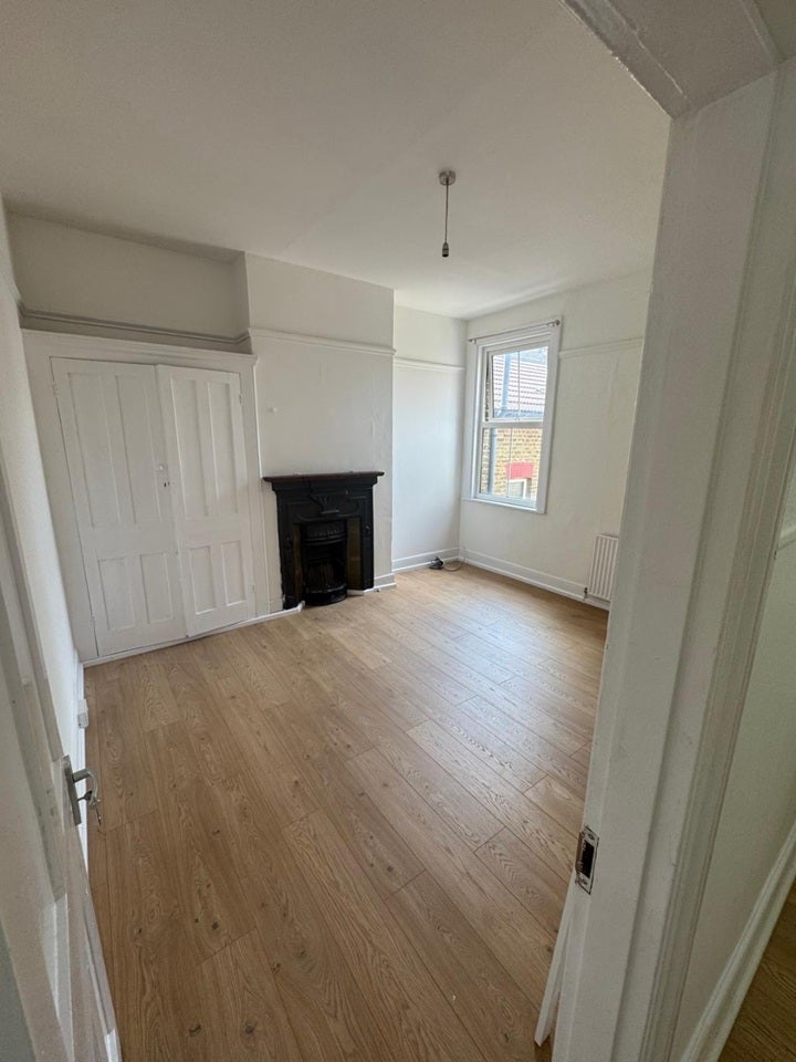 Flat Acacia Road in Greater London