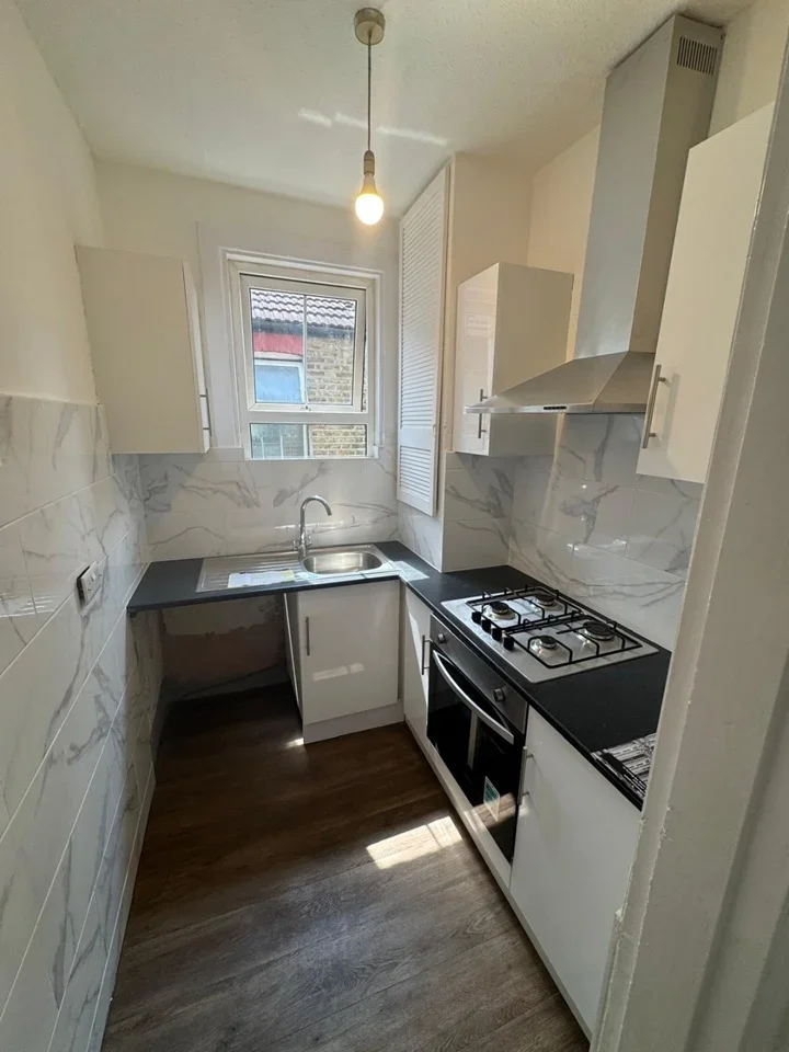 Flat Acacia Road in Greater London