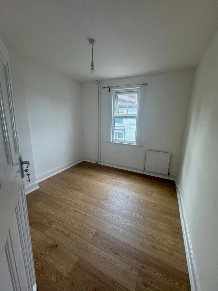 Flat Acacia Road in Greater London