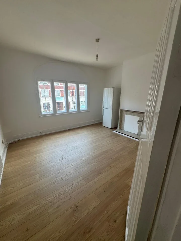 Flat Acacia Road in Greater London
