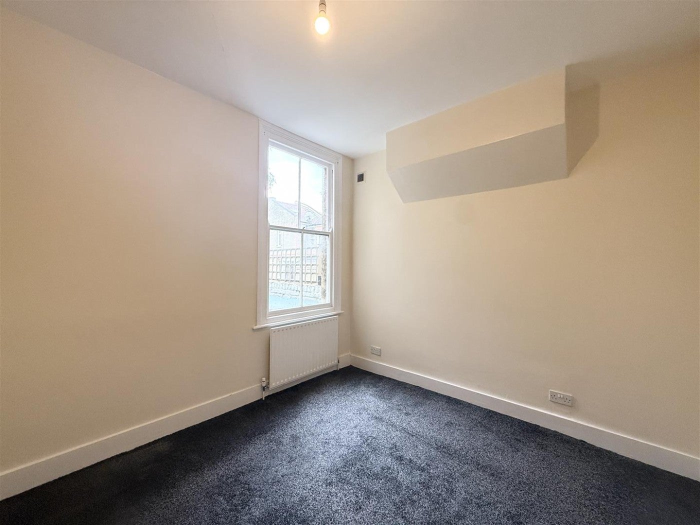Flat Abbotsford Avenue in Greater London