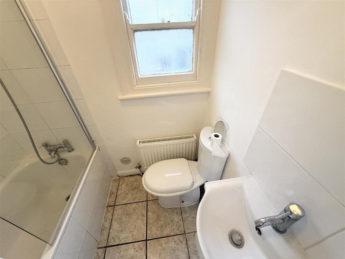 Flat Abbotsford Avenue in Greater London