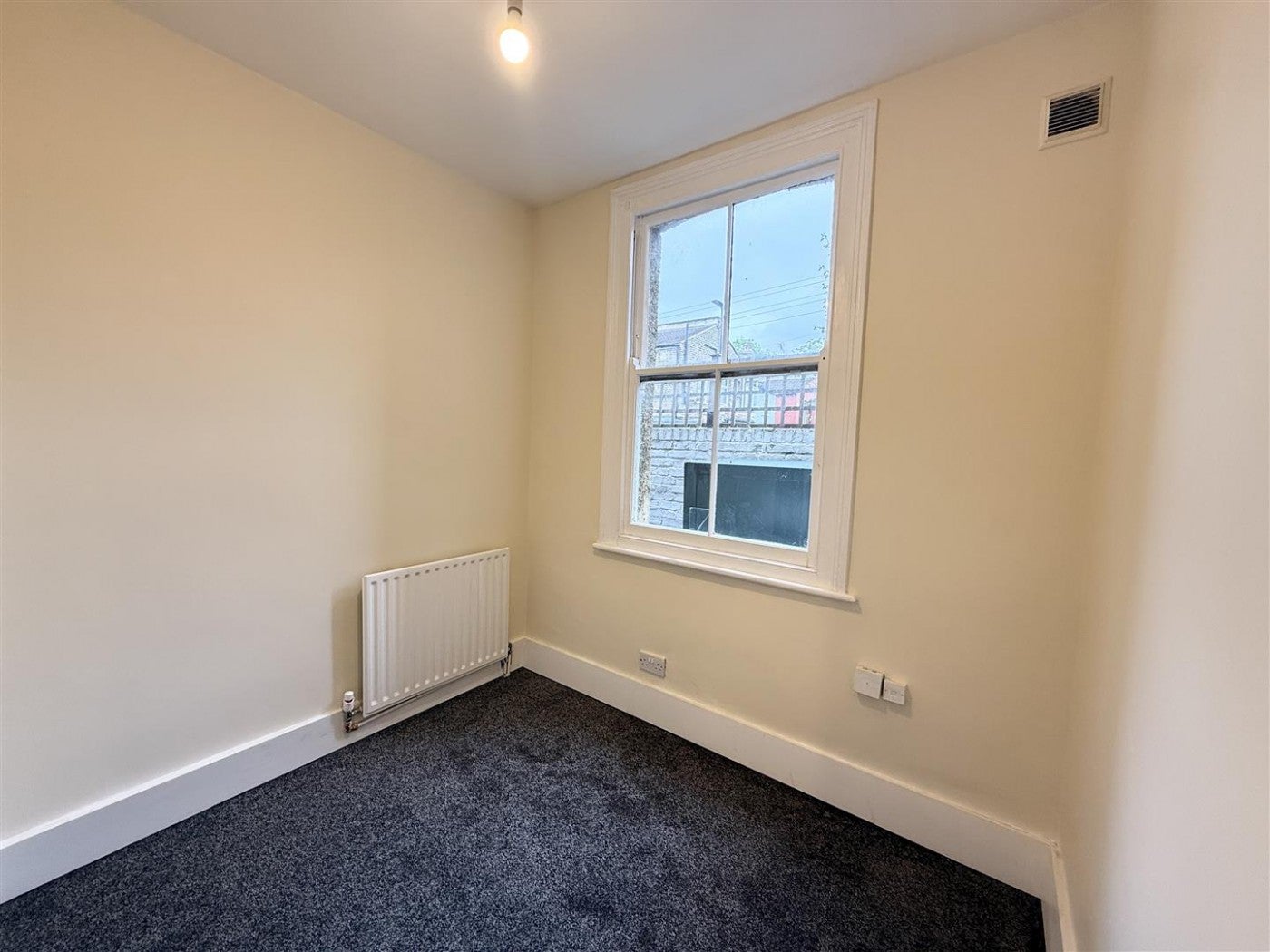 Flat Abbotsford Avenue in Greater London
