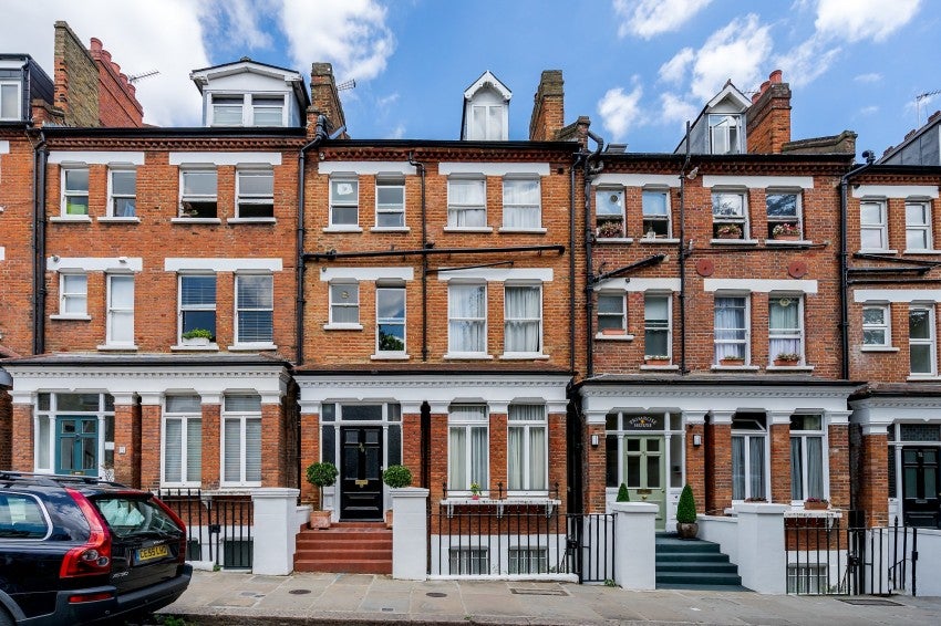 Flat Primrose Gardens in Greater London