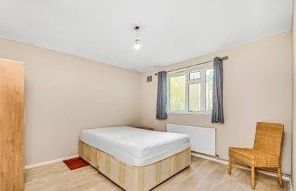 Room Poynders Road in Greater London