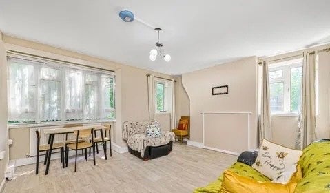 Room Poynders Road in Greater London