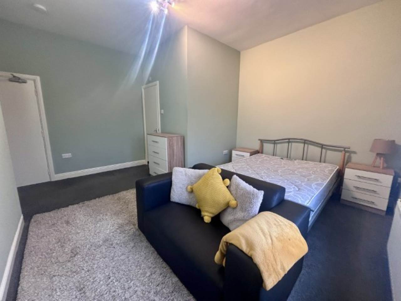Room Victoria Road in Leeds