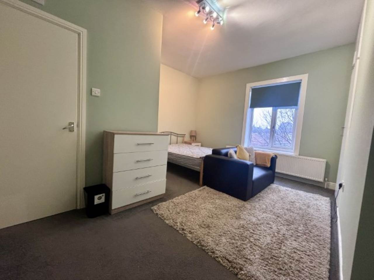 Room Victoria Road in Leeds