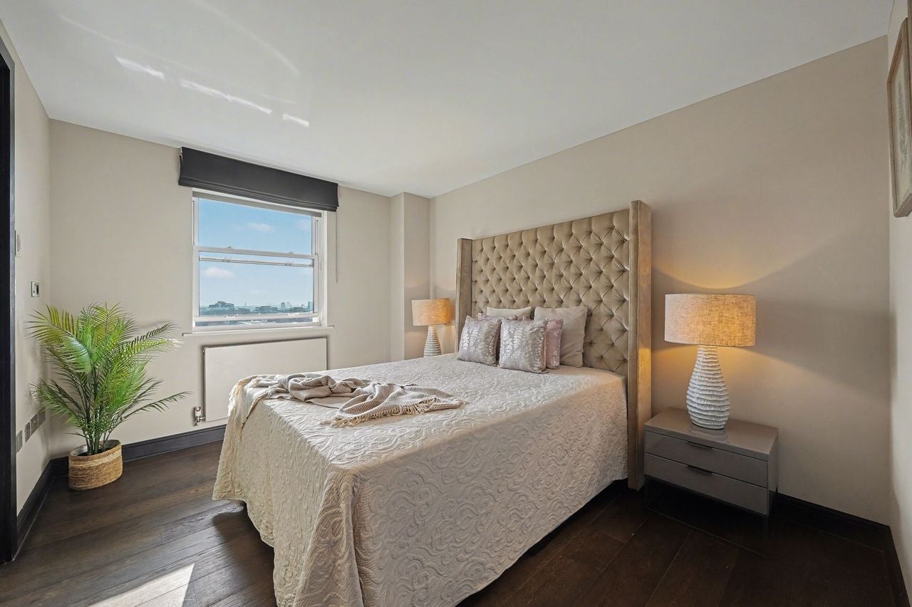 Flat Boydell Court in Greater London