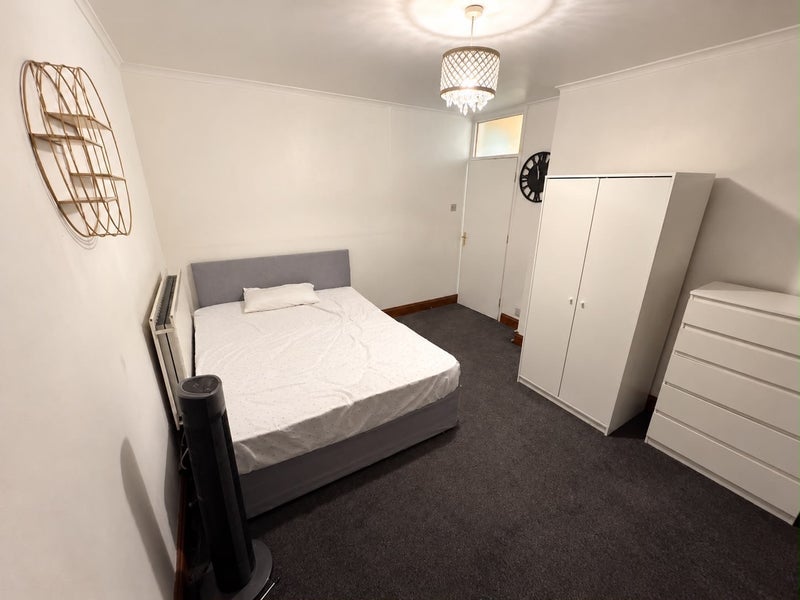 Room Heather Close in Greater London