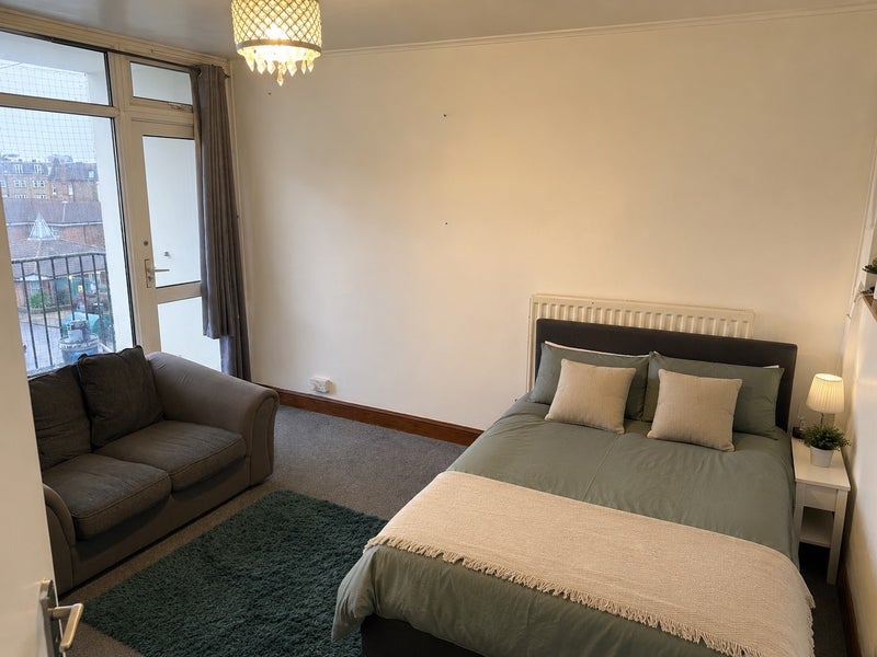 Room Heather Close in Greater London