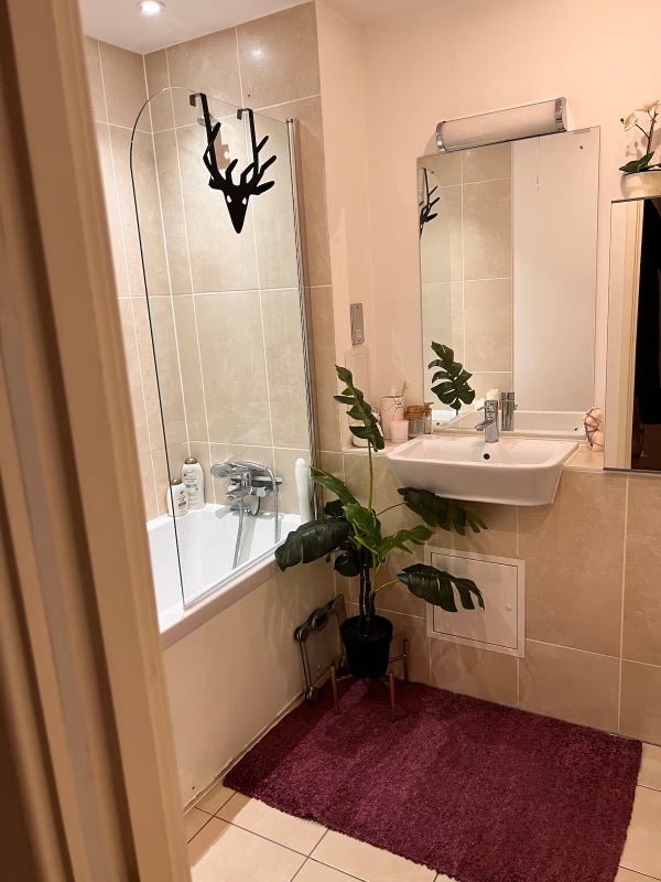 Room Bloemfontein Road in Greater London