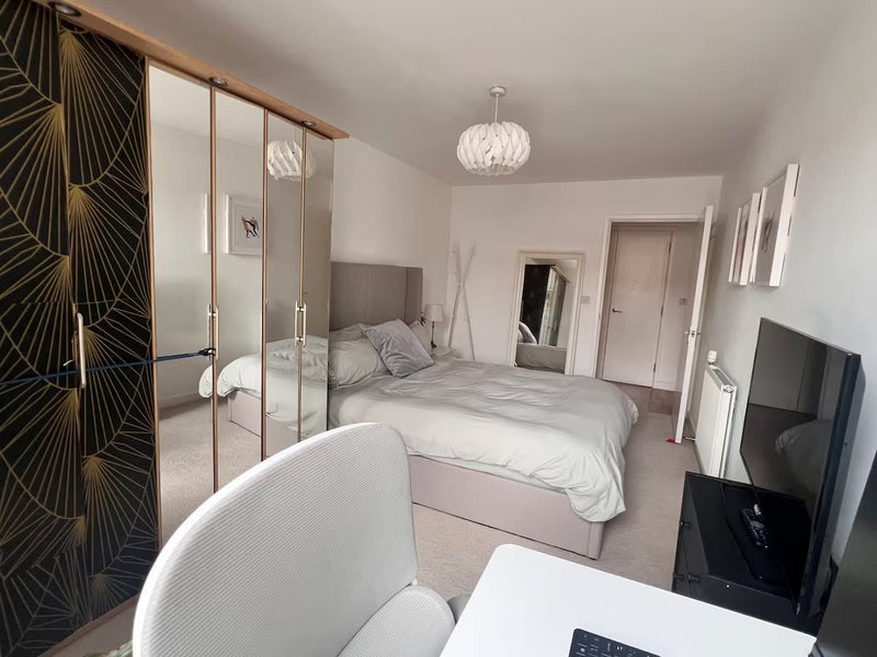 Room Bloemfontein Road in Greater London