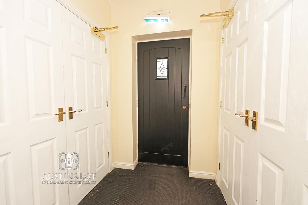 Flat Lister Grove in Stafford