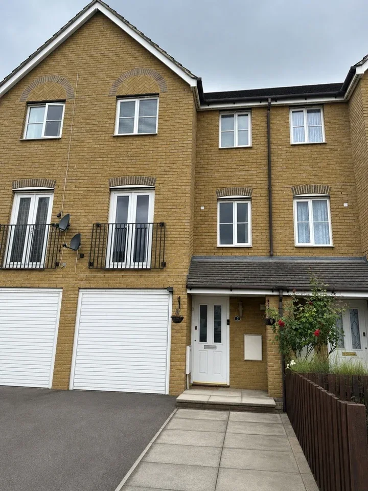 House Whitfield Crescent in Dartford