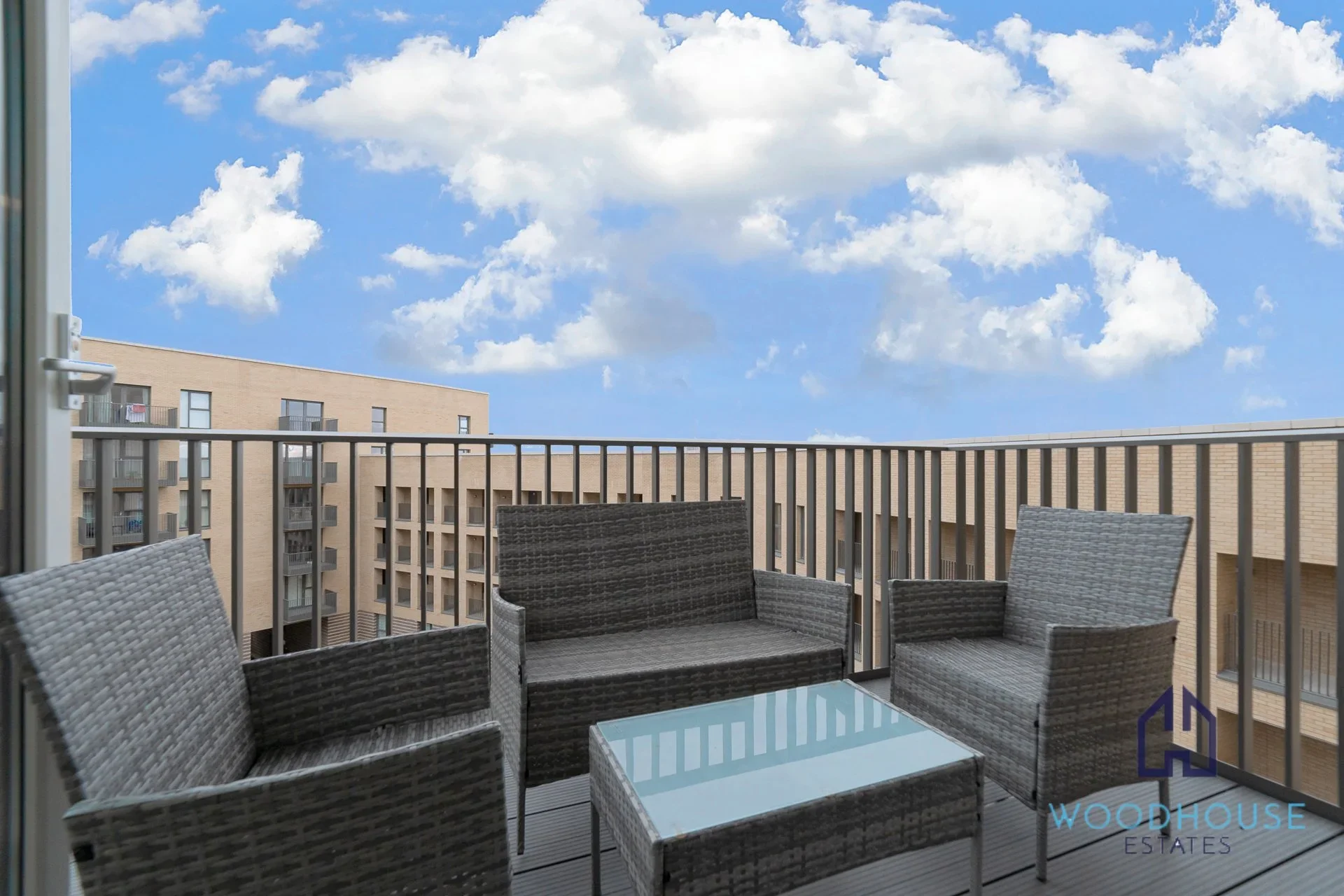 Flat Shearwater Drive in Greater London