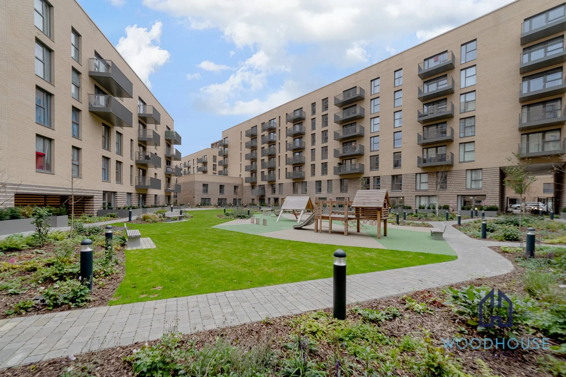 Flat Shearwater Drive in Greater London
