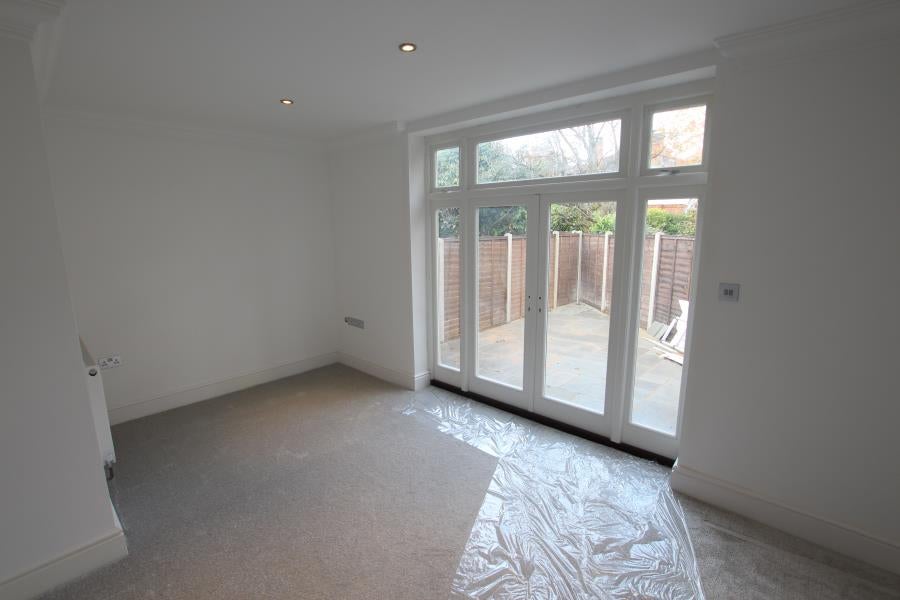 Flat Wych Hill Lane in Woking