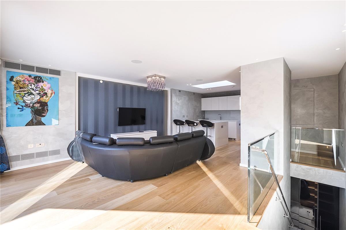 Flat Conduit Street in City of Westminster