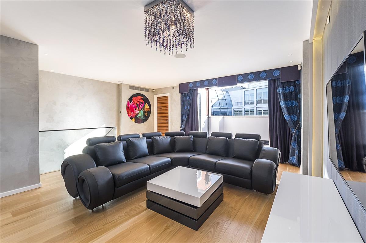 Flat Conduit Street in City of Westminster