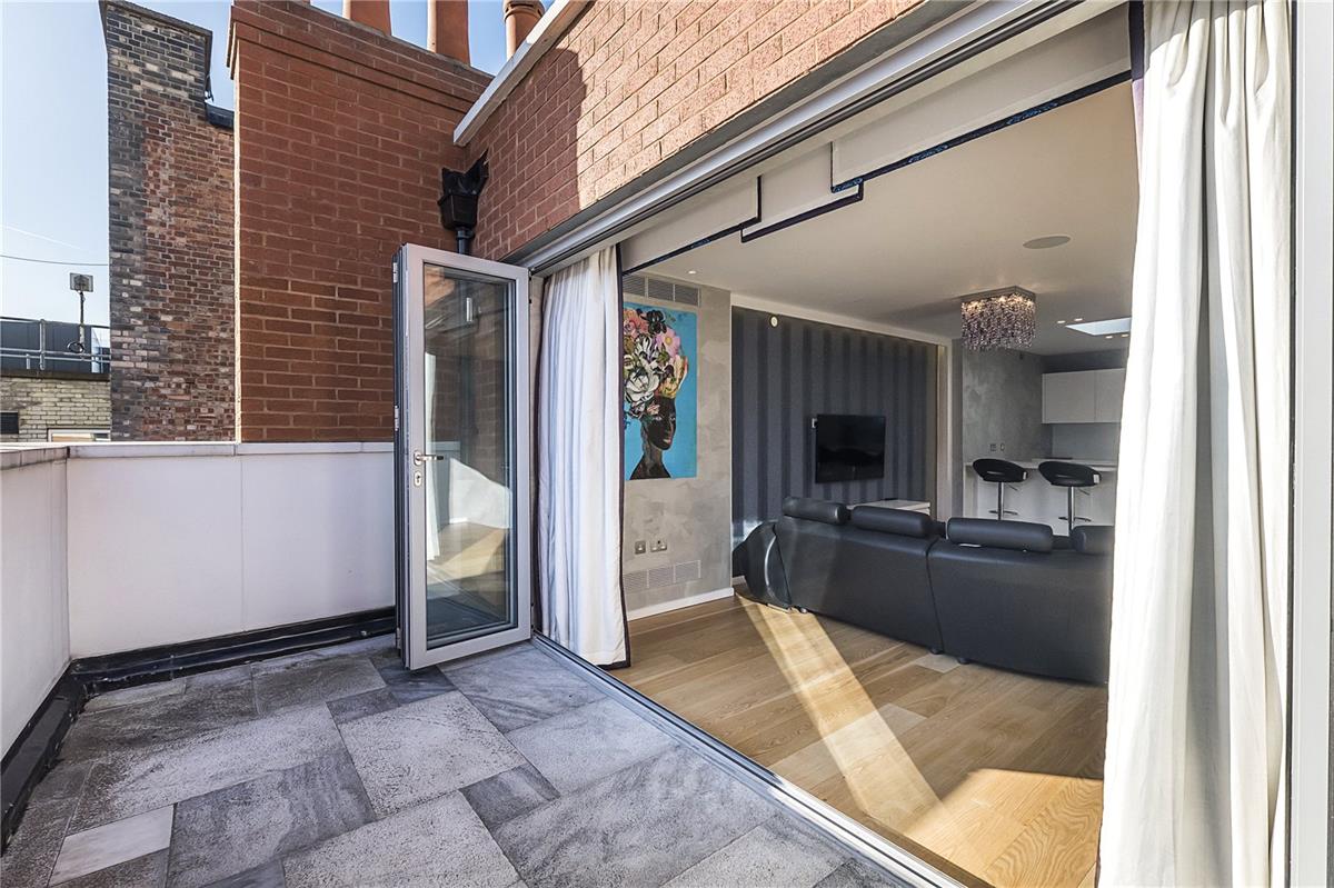 Flat Conduit Street in City of Westminster