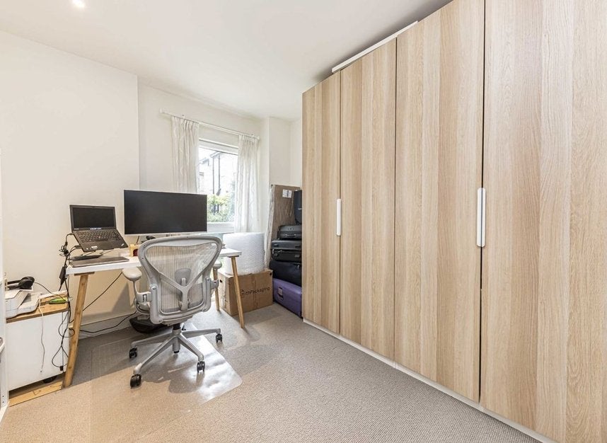 Flat Oakhill Road in Greater London