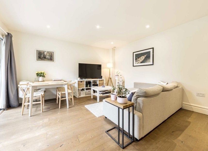 Flat Oakhill Road in Greater London