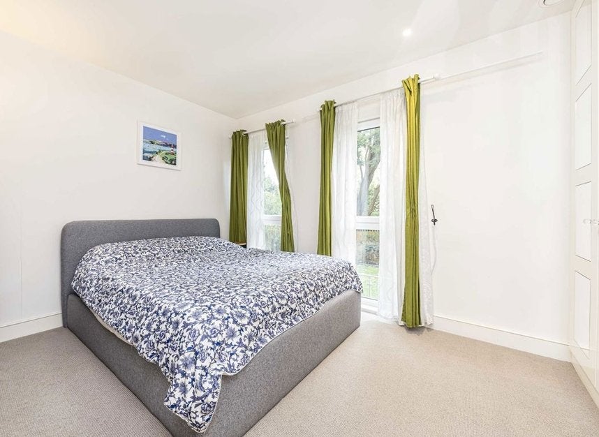 Flat Oakhill Road in Greater London