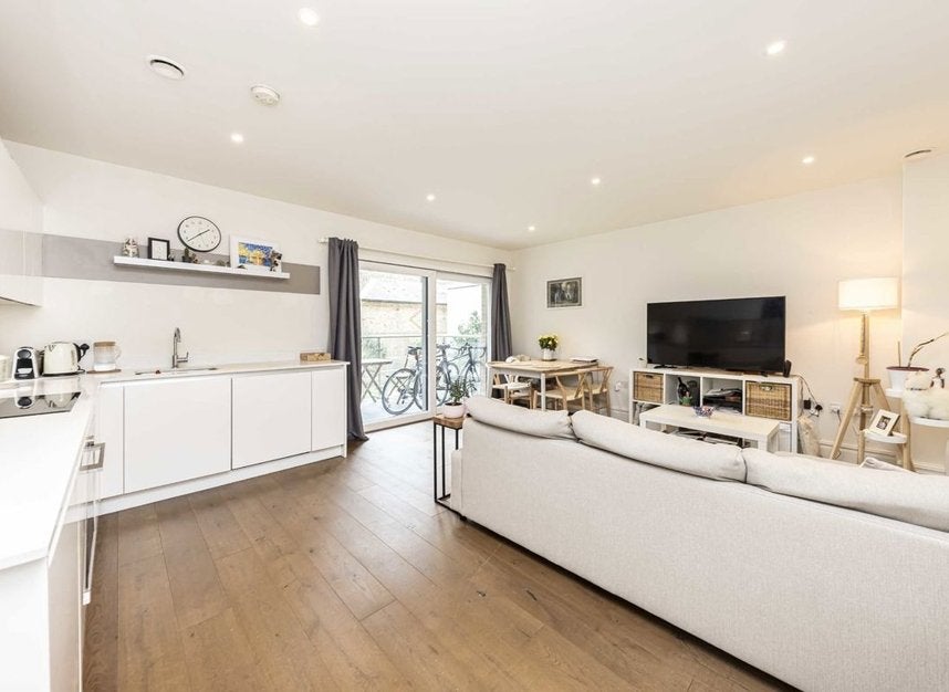 Flat Oakhill Road in Greater London