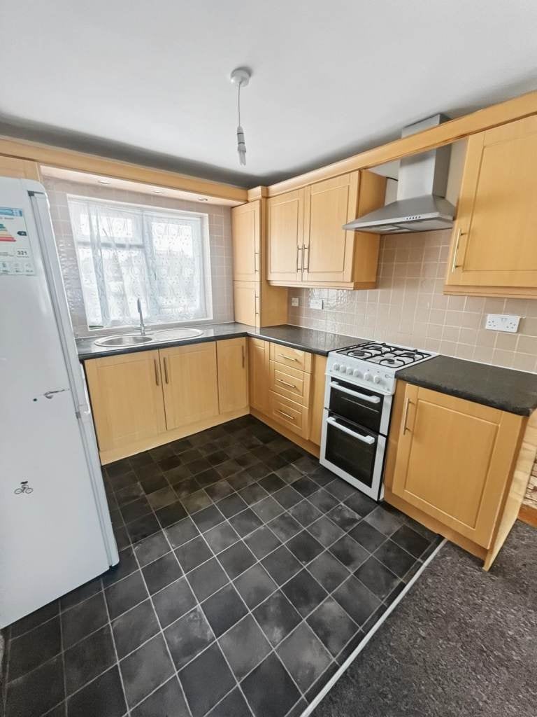 Flat Furnival Avenue in Slough