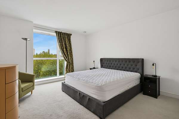 Flat Westferry Circus in Greater London