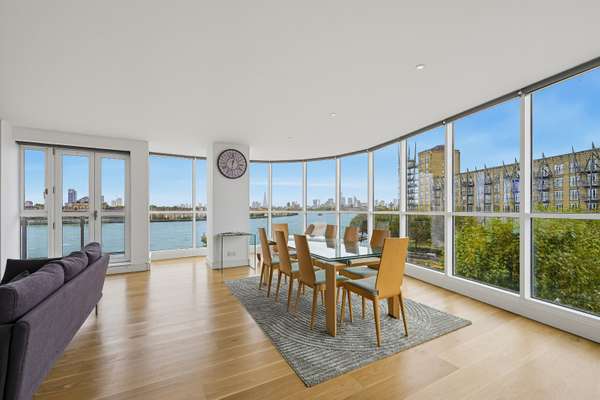 Flat Westferry Circus in Greater London
