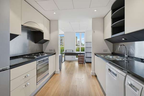 Flat Westferry Circus in Greater London