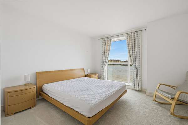 Flat Westferry Circus in Greater London