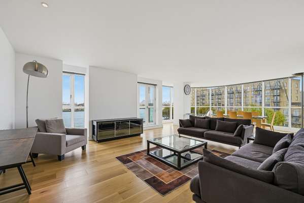 Flat Westferry Circus in Greater London