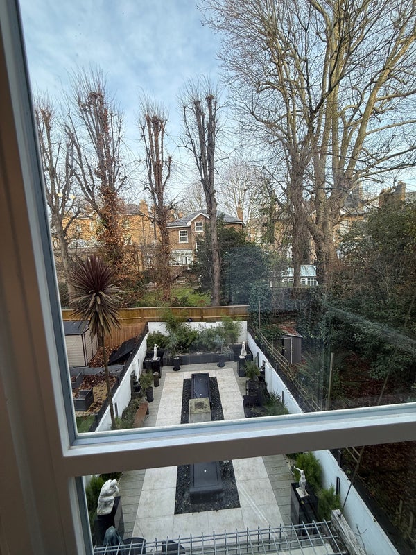 Flat Holland Road in Greater London